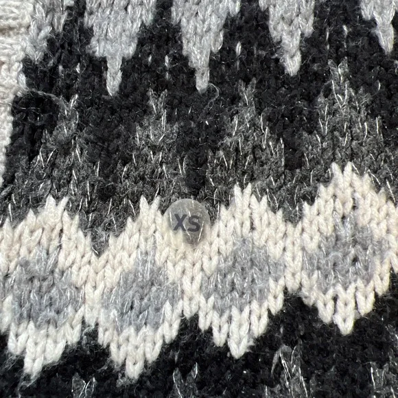 American Eagle Cardigan Gray Black Silver Fair Isle Chevron Sweater Women XS - Picture 9 of 10